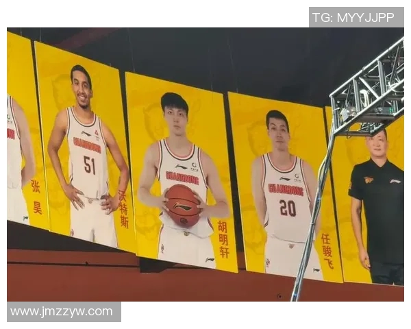 媒体人分享广东全运男篮探班照片赵睿身穿北京T恤与胡明轩崔永熙同框合影