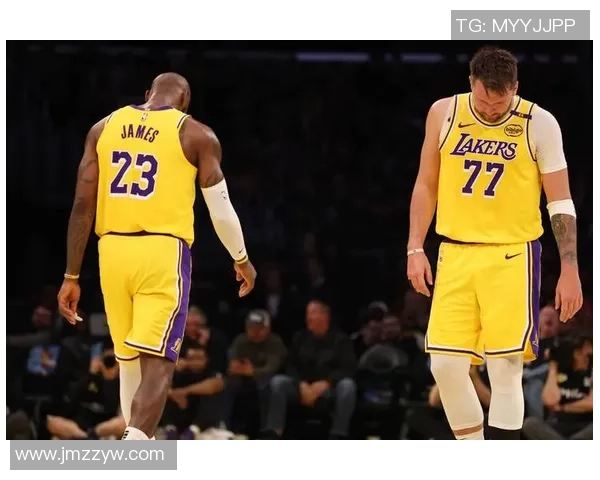 詹姆斯替补席上显不满情绪频频起身运球引发关注 詹姆斯替补席上显不满情绪频频起身运球引发关注