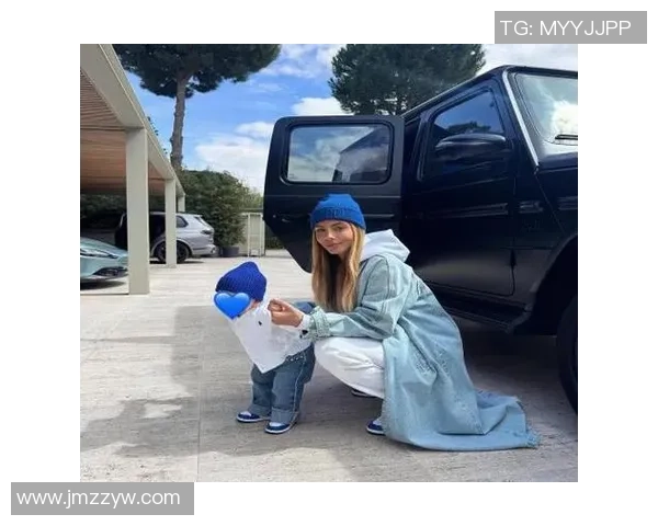 女神对决瓦尔加黑丝魅力无限胡梅尔斯女友展现完美曲线 女神对决瓦尔加黑丝魅力无限胡梅尔斯女友展现完美曲线