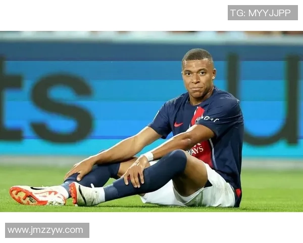 姆巴佩禁区内摔倒引发担忧经过短暂休息后重返赛场继续拼搏 姆巴佩禁区内摔倒引发担忧经过短暂休息后重返赛场继续拼搏